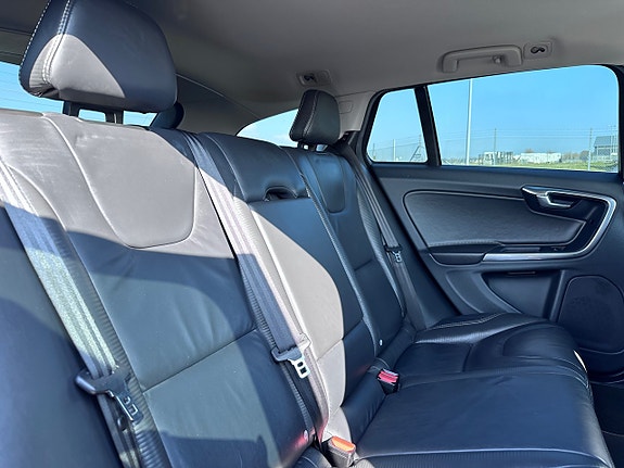 Volvo V60 8 of 16