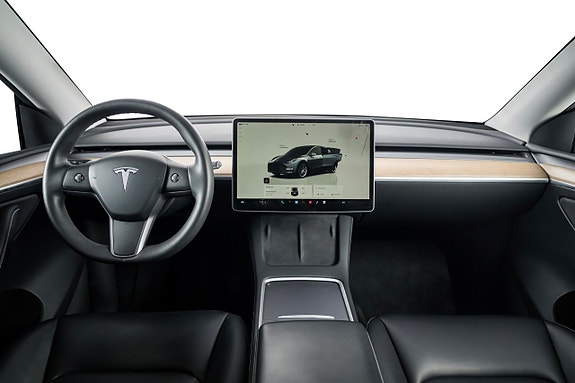 Tesla Model Y 18 of 23