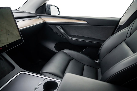 Tesla Model Y 16 of 23