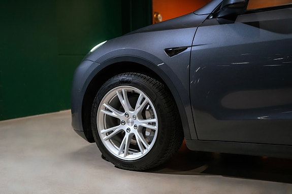 Tesla Model Y 8 of 23