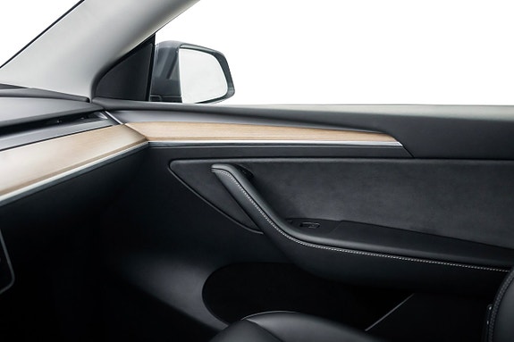 Tesla Model Y 17 of 23