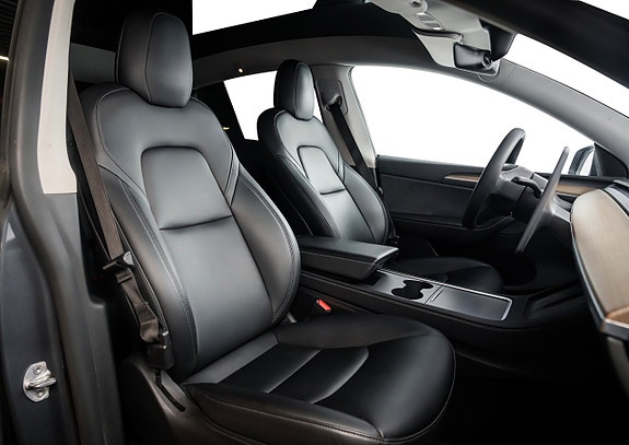 Tesla Model Y 22 of 23