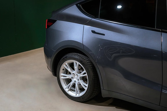 Tesla Model Y 7 of 23