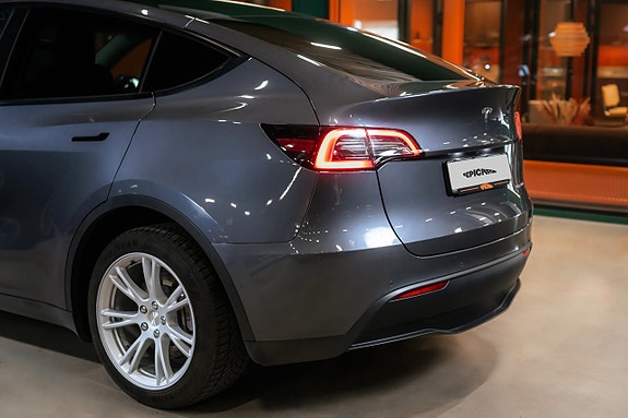 Tesla Model Y 4 of 23