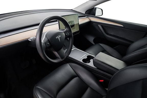 Tesla Model Y 10 of 23