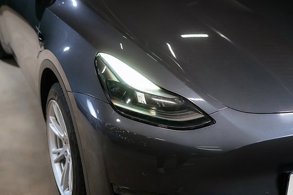 Tesla Model Y 9 of 23