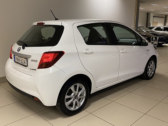 Toyota Yaris 5 of 17