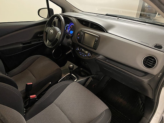 Toyota Yaris 15 of 17