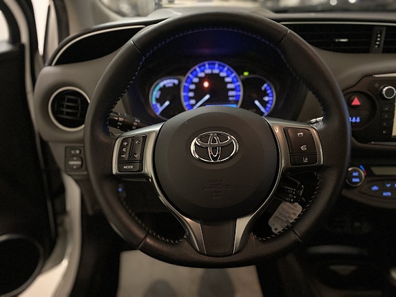 Toyota Yaris 13 of 17