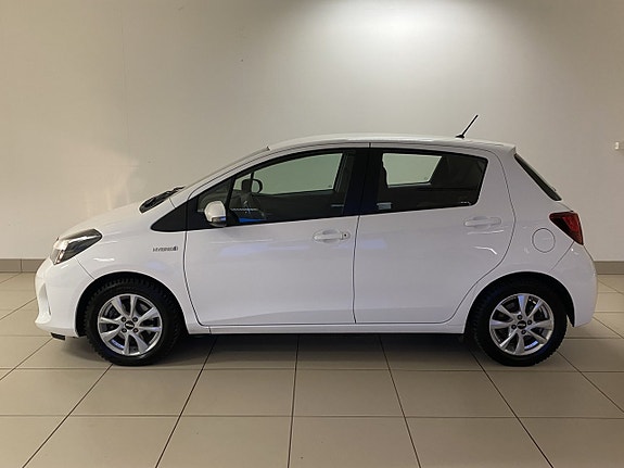 Toyota Yaris 2 of 17