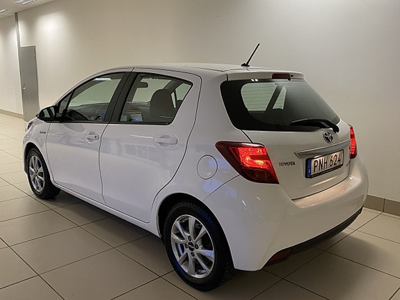 Toyota Yaris 3 of 17