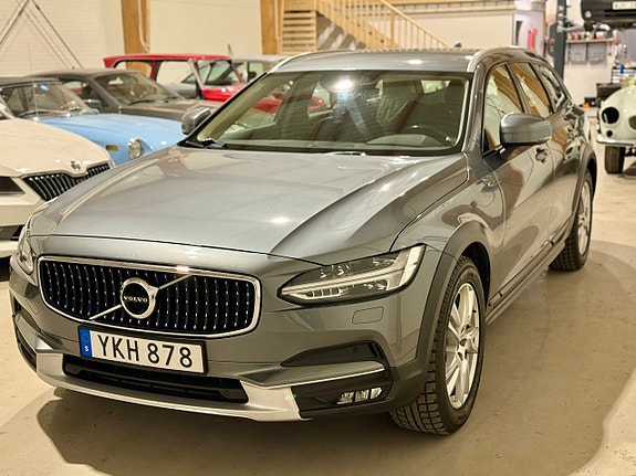 Volvo V90 Cross Country 2 of 5