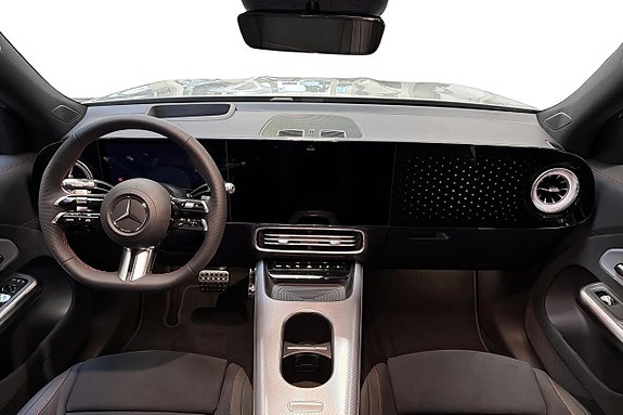 Mercedes-Benz GLB250+ 11 of 24