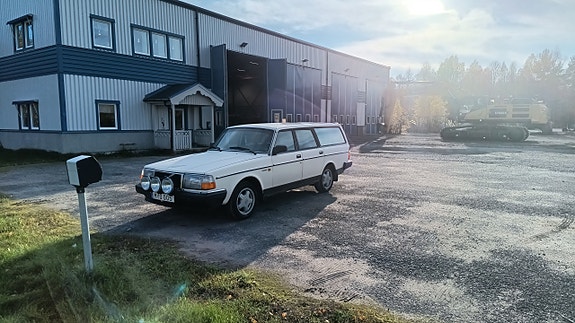 Volvo 240 2 of 5
