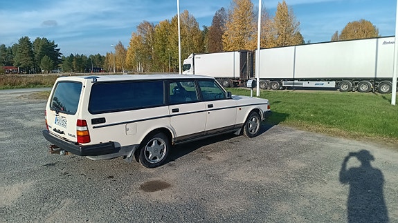 Volvo 240 3 of 5