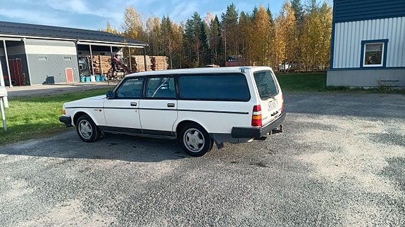 Volvo 240 4 of 5