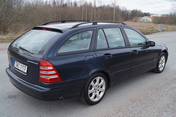 Mercedes-Benz C200 4 of 10