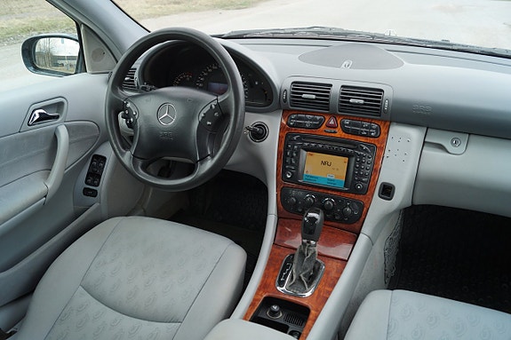 Mercedes-Benz C200 7 of 10