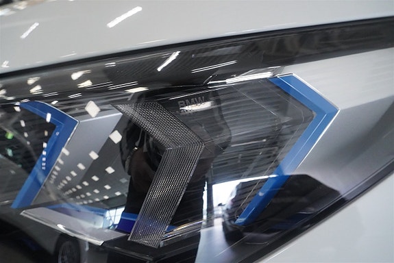 BMW iX2 16 of 17