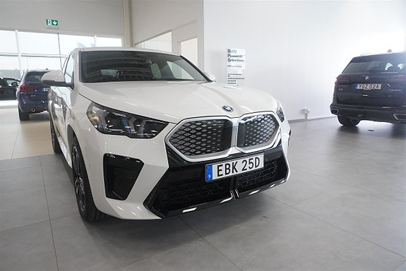 BMW iX2 5 of 17