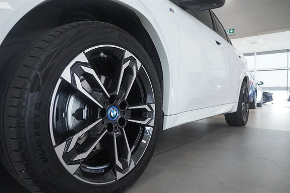 BMW iX2 15 of 17