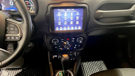 Jeep Renegade 12 of 15