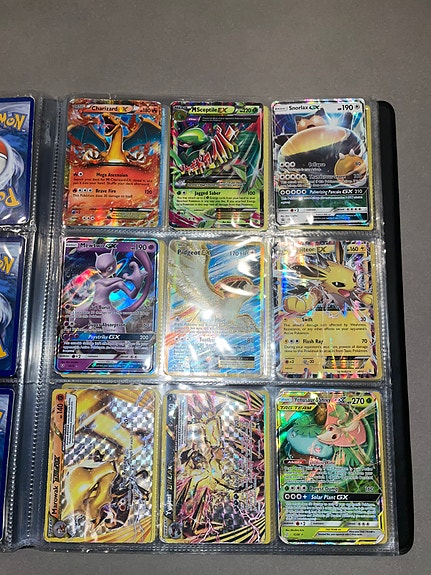 Pokemon kort samling i pärm