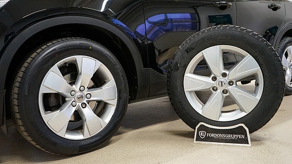Volvo XC40 2 of 5