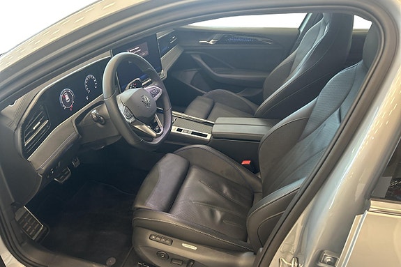 Volkswagen Passat 13 of 30