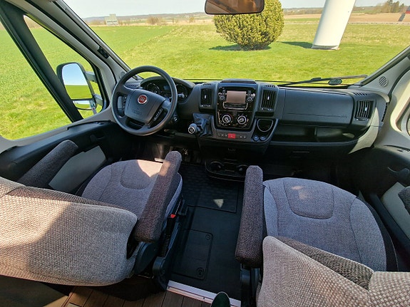 Knaus 700 MEB Sky Ti 10 of 16