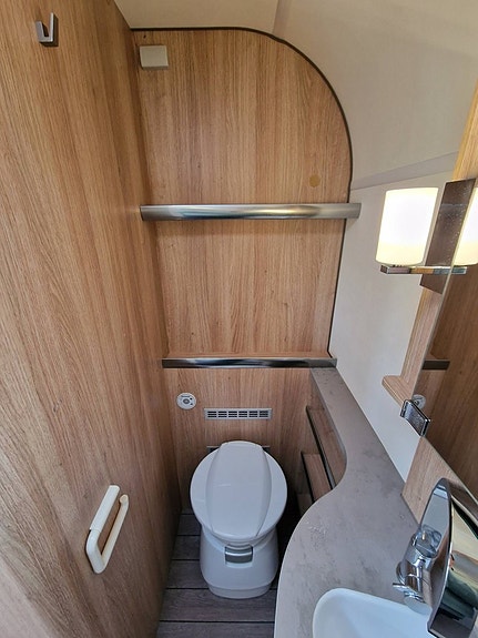 Knaus 700 MEB Sky Ti 14 of 16