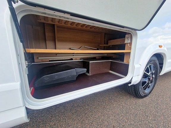 Knaus 700 MEB Sky Ti 11 of 16