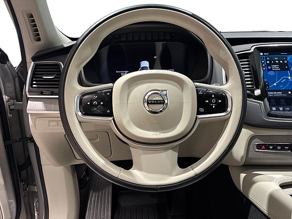 Volvo XC90 10 of 15