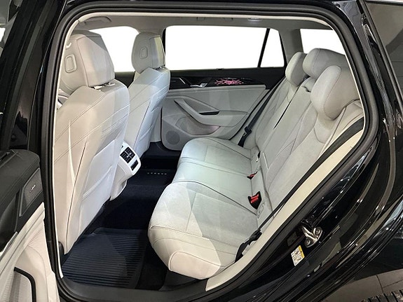Volkswagen Passat 13 of 19