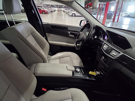 Mercedes-Benz E350 4 of 5