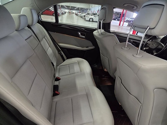 Mercedes-Benz E350 5 of 5