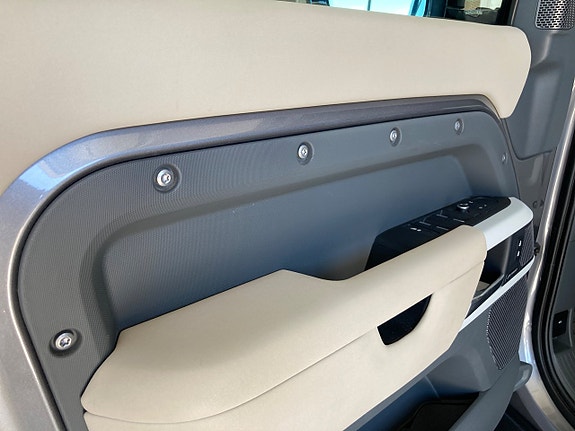 Land Rover Defender 110 16 of 30