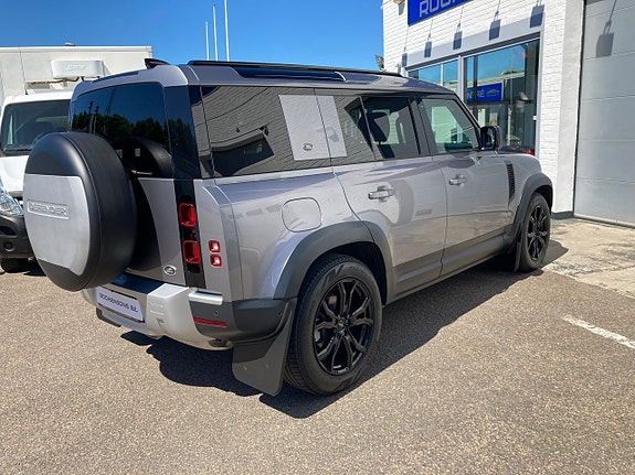 Land Rover Defender 110 30 of 30