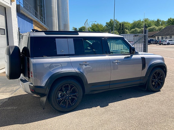 Land Rover Defender 110 28 of 30