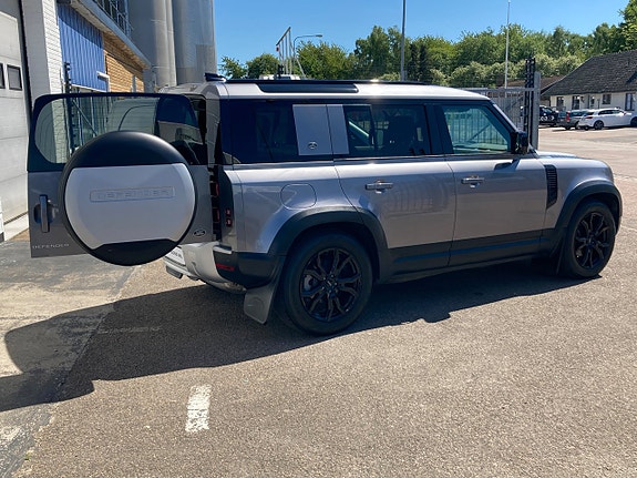 Land Rover Defender 110 20 of 30