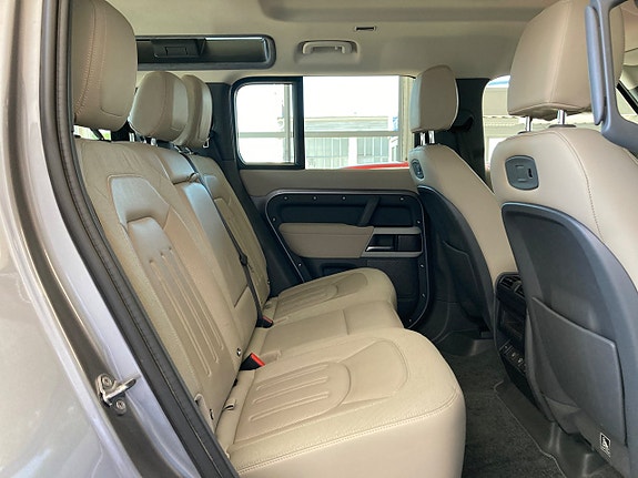 Land Rover Defender 110 8 of 30
