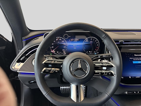 Mercedes-Benz E300 de 4 of 5