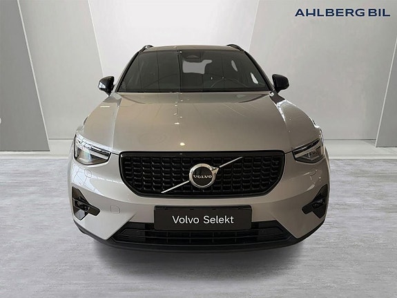 Volvo XC40 4 of 5
