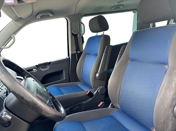 Volkswagen Caravelle 6 of 8