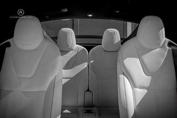 Tesla Model X 13 of 24