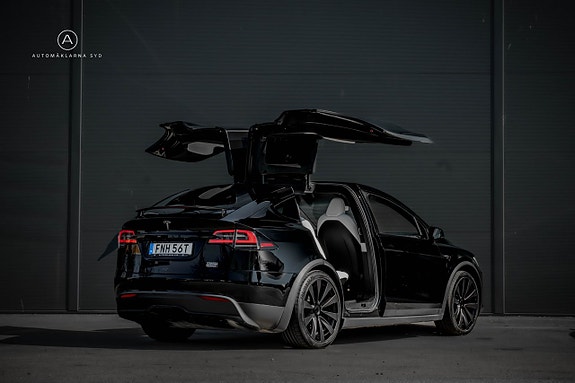 Tesla Model X 18 of 24