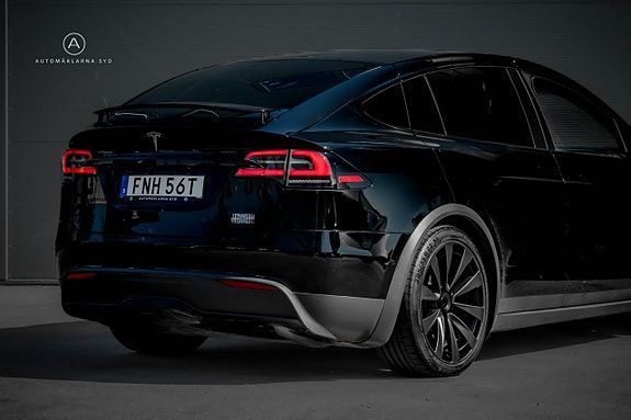 Tesla Model X 16 of 24