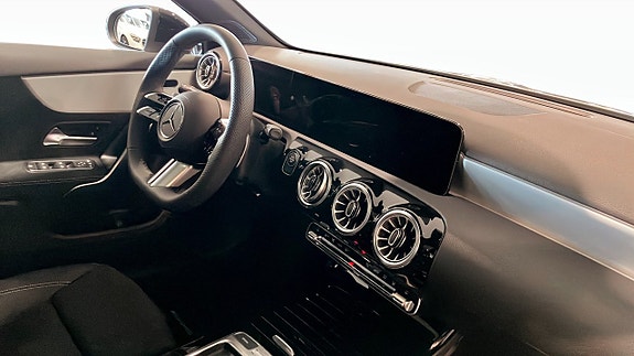 Mercedes-Benz A250 e 4 of 5