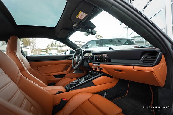 Porsche 911 Carrera 4 GTS 7 of 28