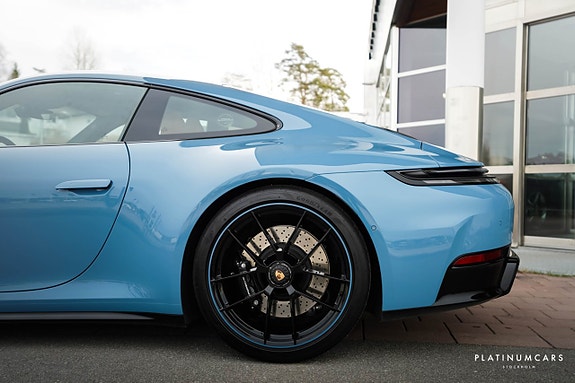 Porsche 911 Carrera 4 GTS 27 of 28